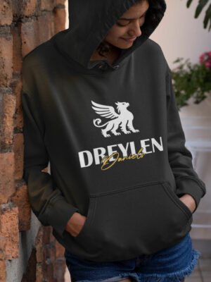 Frau-die-ein-Dreylen-Hoodie-Traegt-mit-dem-Dreylen-Daniels-Logo