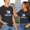 Frau-und-Mann-die-ein-Dreylen-Tshirt-Traegt-mit-dem-Dreylen-Daniels-Logo