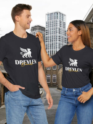 Frau-und-Mann-die-ein-Dreylen-Tshirt-Traegt-mit-dem-Dreylen-Daniels-Logo