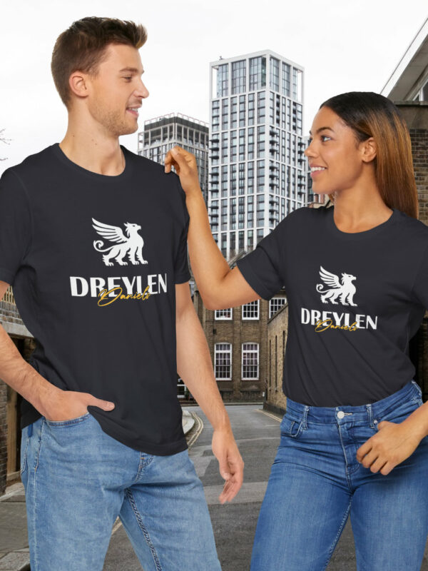 Frau-und-Mann-die-ein-Dreylen-Tshirt-Traegt-mit-dem-Dreylen-Daniels-Logo