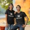 Frau-und-Mann-tragen-ein-Dreylen-Daniels-Shirt.