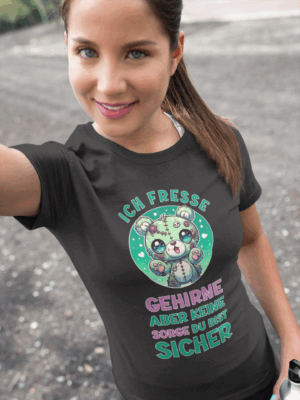 Mädchen mit Tshirt von Creepy Wonderland