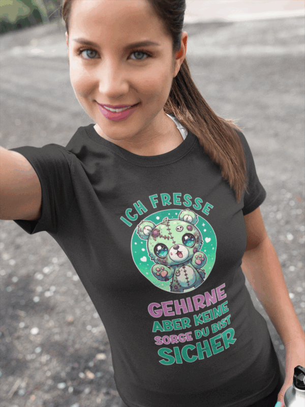 Mädchen mit Tshirt von Creepy Wonderland