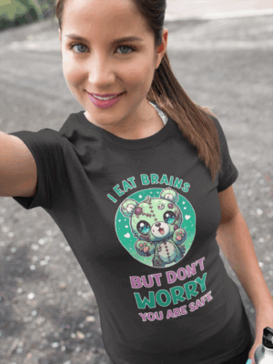 Maedchen-mit-Tshirt-von-Creepy-Wonderland-EN.png