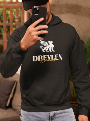 Mann-der-ein-Dreylen-Hoodie-Traegt-mit-dem-Dreylen-Daniels-Logo